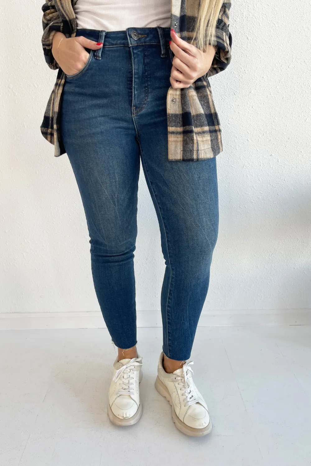 Charlize HR Cigarette Leg Raw Hem