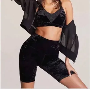 Good American Crushing It Velvet Biker Shorts in Black sz 1