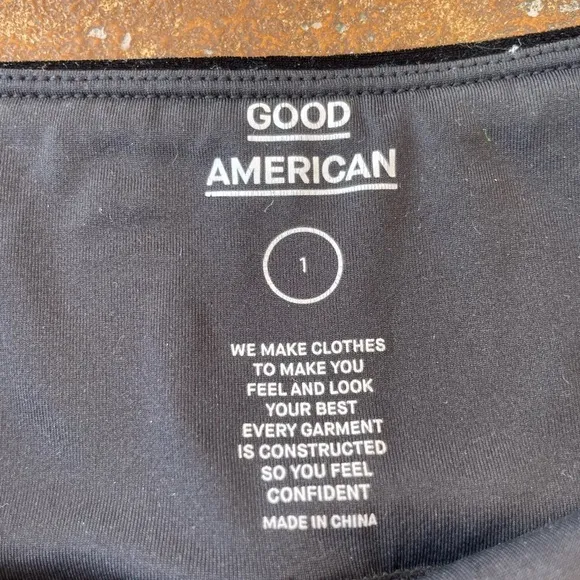 Good American Crushing It Velvet Biker Shorts in Black sz 1