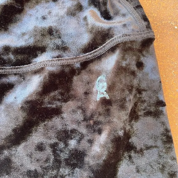 Good American Crushing It Velvet Biker Shorts in Black sz 1