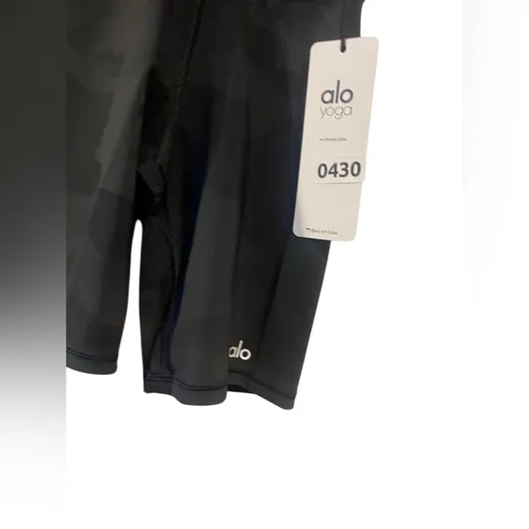 NWT Alo Yoga biker shorts Size XS